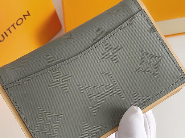 LVコピーウォレット着用イメージ